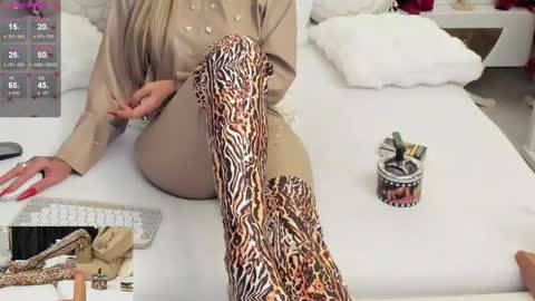 Snapshot of hotred69xxx chatting on 10.23.25 Delya- online show from 10.23.25