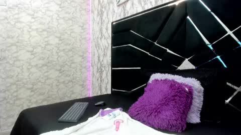 hottie_mia_ online show from 12.20.25