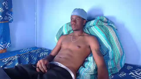 Snapshot of hottiekingny chatting on 10.15.25 independent Model online show from 10.15.25