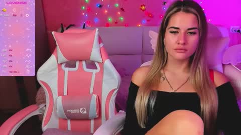 Snapshot of hotty_girls_here chatting on 10.29.25 Ivanna and Jessica online show from 10.29.25