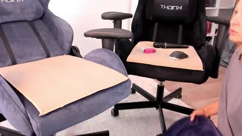 Nessie and Jessie online show from 10.25.25