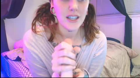 Snapshot of hotwetfreak chatting on 12.04.25 Lili Vixen online show from 12.04.25