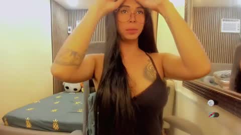 Snapshot of hugecockgoddessxxx chatting on 12.31.24 Queen karen grey online show from 12.31.24