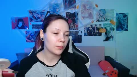 Snapshot of hugomin chatting on 11.18.25 HugoMin online show from 11.18.25