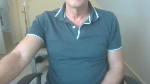 Snapshot of hundeleine chatting on 11.04.25 hundeleine online show from 11.04.25