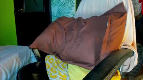 Snapshot of hungasiangirl chatting on 01.08.25 help me make 25000 tokens for my mother HEARING aid online show from 01.08.25