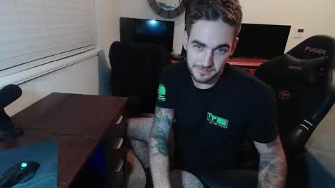 Snapshot of hungmtnman2256 chatting on 11.03.25 hungmtnman2256 online show from 11.03.25