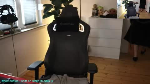 Snapshot of hungry_26 chatting on 12.17.25 hungry_26 online show from 12.17.25