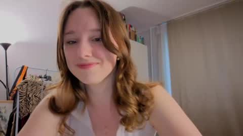 Snapshot of hunny_ines chatting on 05.17.26 Ines online show from 05.17.26
