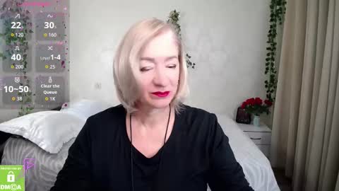 Snapshot of hunters_woman chatting on 10.31.25 Irena online show from 10.31.25