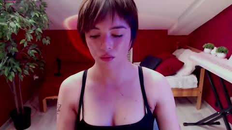 Snapshot of hypequeen_ chatting on 09.11.25 Julia online show from 09.11.25