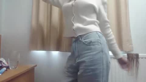 Snapshot of hypnoticlily chatting on 04.17.26 hypnoticlily online show from 04.17.26