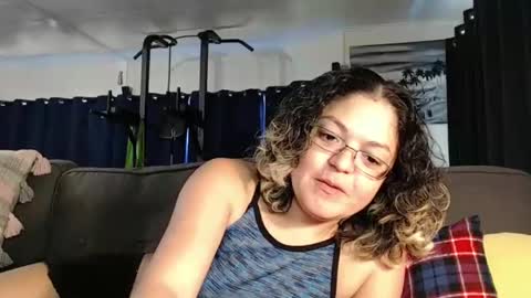 Snapshot of i_fetishize_u chatting on 02.23.25 ShortStuff online show from 02.23.25