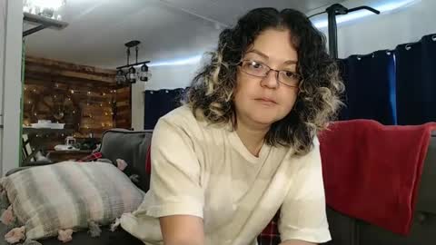 Snapshot of i_fetishize_u chatting on 03.11.25 ShortStuff online show from 03.11.25