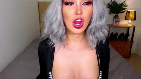 QUEEN SUSSIE BROWN online show from 06.02.26