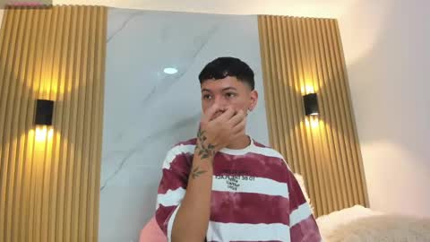 Snapshot of iamjulian_ chatting on 02.18.25 Juliiiiian online show from 02.18.25