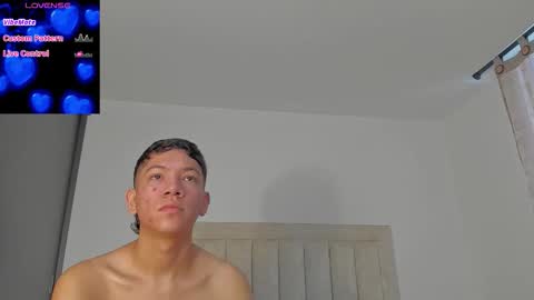 Snapshot of iamjulian_ chatting on 10.11.25 Juliiiiian online show from 10.11.25