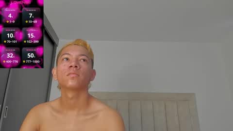 Snapshot of iamjulian_ chatting on 11.05.25 Juliiiiian online show from 11.05.25