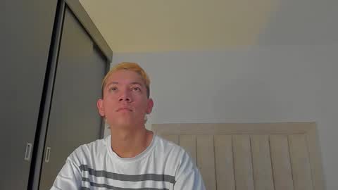 Snapshot of iamjulian_ chatting on 11.07.25 Juliiiiian online show from 11.07.25