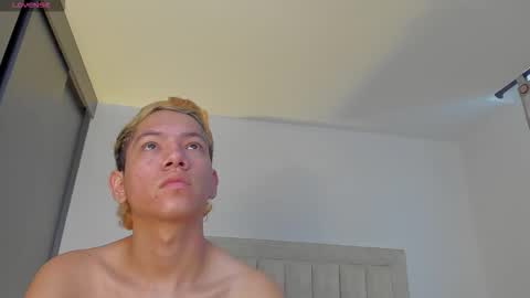 Snapshot of iamjulian_ chatting on 11.27.25 Juliiiiian online show from 11.27.25