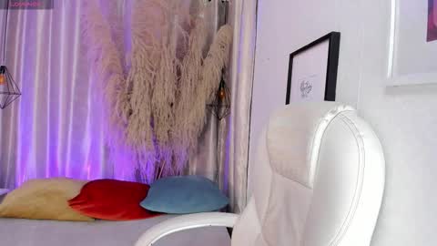 Snapshot of iangel_ chatting on 09.24.25 ian online show from 09.24.25