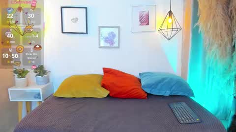 Snapshot of iangel_ chatting on 09.28.25 ian online show from 09.28.25