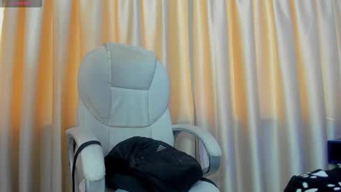 Snapshot of iangel_ chatting on 10.06.25 ian online show from 10.06.25