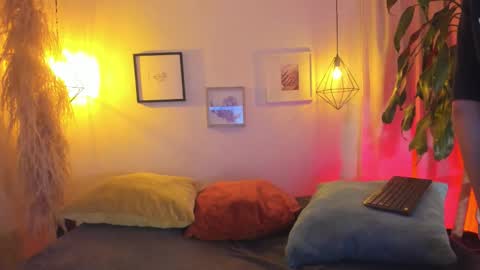 Snapshot of iangel_ chatting on 10.09.25 ian online show from 10.09.25