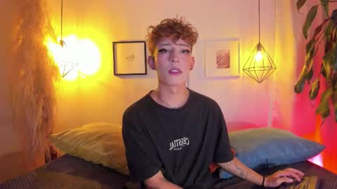 Snapshot of iangel_ chatting on 10.10.25 ian online show from 10.10.25