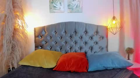 Snapshot of iangel_ chatting on 10.11.25 ian online show from 10.11.25