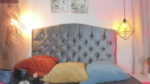 Snapshot of iangel_ chatting on 10.18.25 ian online show from 10.18.25