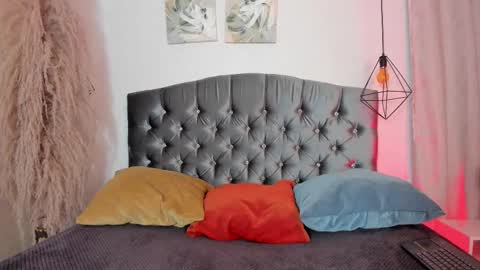 Snapshot of iangel_ chatting on 10.24.25 ian online show from 10.24.25