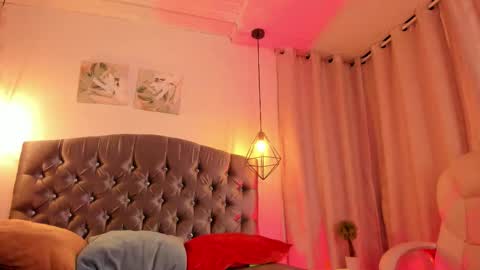 Snapshot of iangel_ chatting on 10.25.25 ian online show from 10.25.25