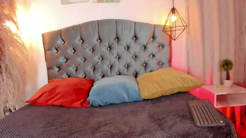 Snapshot of iangel_ chatting on 10.26.25 ian online show from 10.26.25