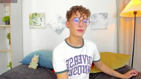 Snapshot of iangel_ chatting on 11.11.25 ian online show from 11.11.25