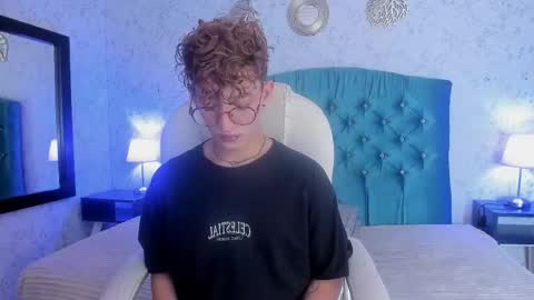 Snapshot of iangel_ chatting on 11.12.25 ian online show from 11.12.25