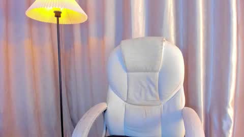 Snapshot of iangel_ chatting on 11.28.25 ian online show from 11.28.25