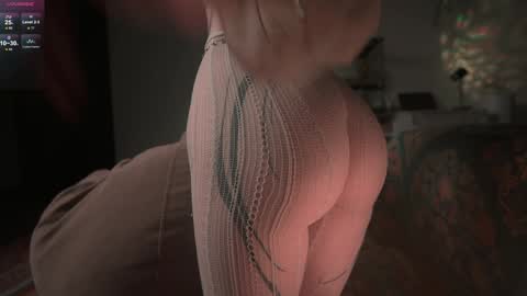 Snapshot of iara_mi chatting on 12.05.25 stream next week online show from 12.05.25