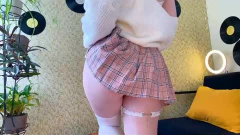 Emmy  help me reach 100 thumbs up online show from 03.10.25