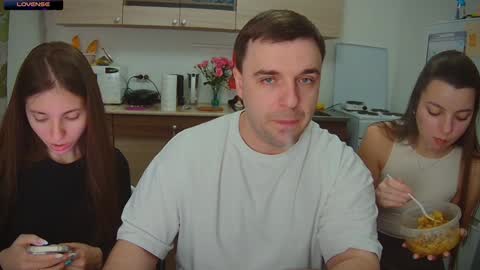 Snapshot of ihavepaws33 chatting on 02.02.25 Julia and Mira online show from 02.02.25