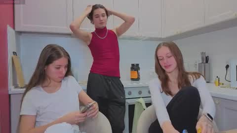 Snapshot of ihavepaws33 chatting on 11.24.25 Julia and Mira online show from 11.24.25