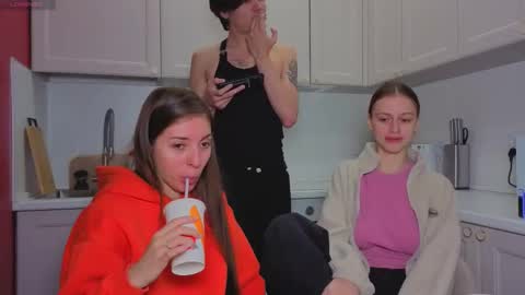 Snapshot of ihavepaws33 chatting on 12.01.25 Julia and Mira online show from 12.01.25