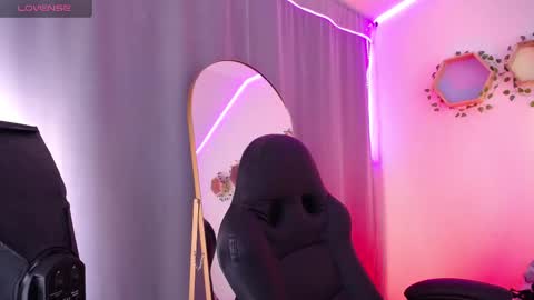 Snapshot of im_rosse_ chatting on 10.29.25 Jade Rosse online show from 10.29.25