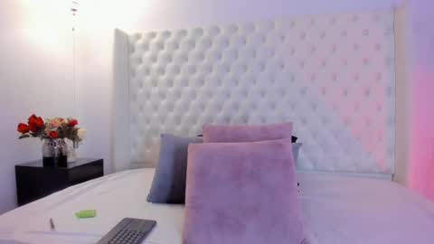 Snapshot of im_sophi1 chatting on 10.09.25 SOPHI online show from 10.09.25