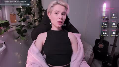 Snapshot of imnotmia chatting on 02.08.25 Mia online show from 02.08.25