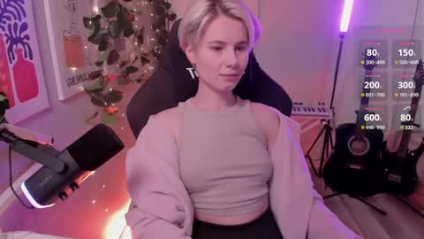 Snapshot of imnotmia chatting on 03.08.25 Mia online show from 03.08.25