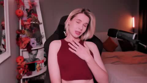 Snapshot of imnotmia chatting on 11.08.25 Mia online show from 11.08.25