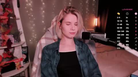 Snapshot of imnotmia chatting on 11.10.25 Mia online show from 11.10.25