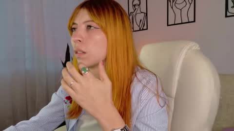 Snapshot of imsiennabellucci chatting on 11.28.25 Sienna online show from 11.28.25