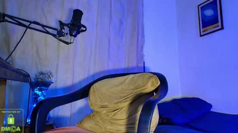 Daniel   thumb up me please its important Im new INDEPENDENT MODEL online show from 09.11.25